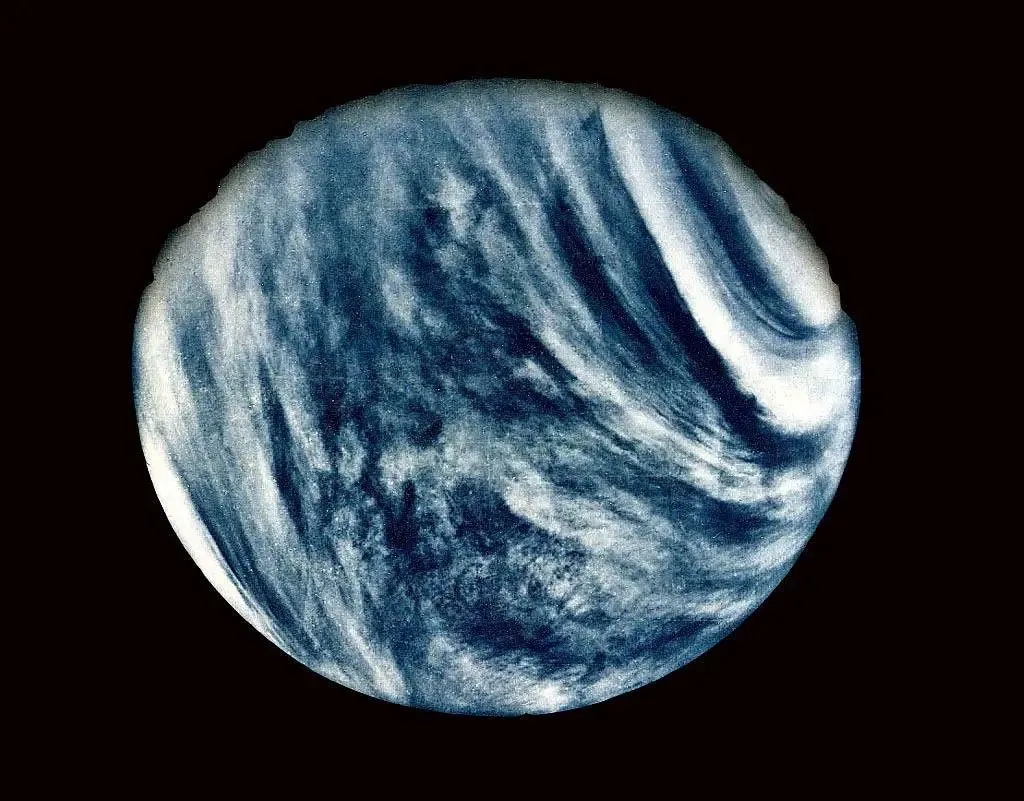 Venus clouds from Mariner 10